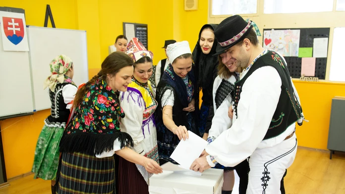 Ryan Donato z Minnesoty oslavuje gól proti Detroitu,