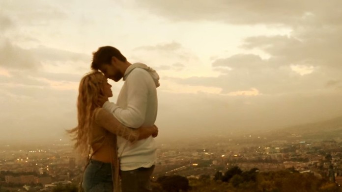 Shakira a Piqué vo videoklipe Me Enamoré