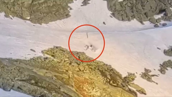 Vrtuľník, ktorý sa zrútil pri Chate pod Rysmi, čoskoro odstránia