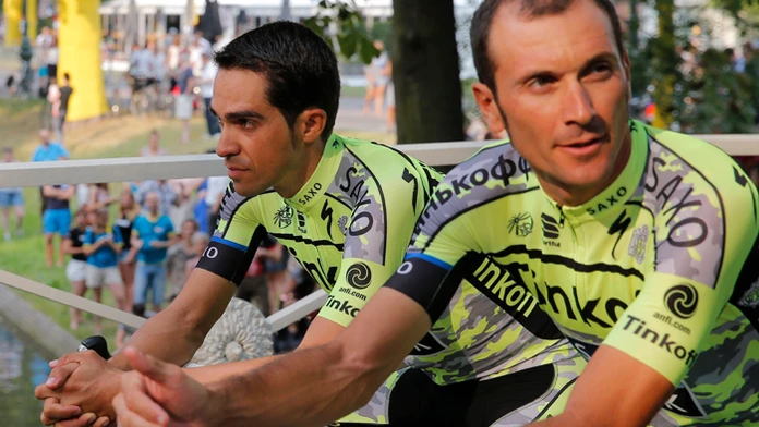 Alberto Contador (vľavo) a Ivan Basso na tímovej prezentácii pred štartom TdF v Utrechte.