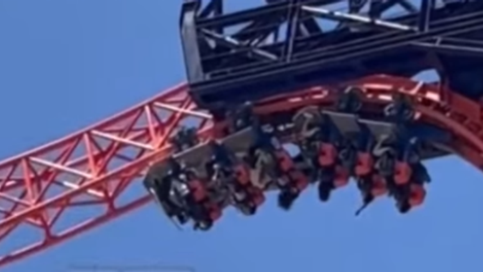 VIDEO: Návštevníci horskej dráhy prežili chvíle hrôzy. Počas výpadku prúdu zostali visieť dole hlavami