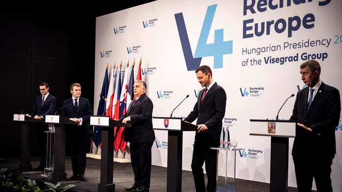 Premiéri krajín V4 a francúzsky prezident Emanuel Macron počas tlačovej konferencie po summite V4.
