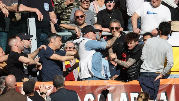 Veľké talianske derby prinieslo nepokoje medzi fanúšikmi už pred zápasom. Zasahovať musela polícia