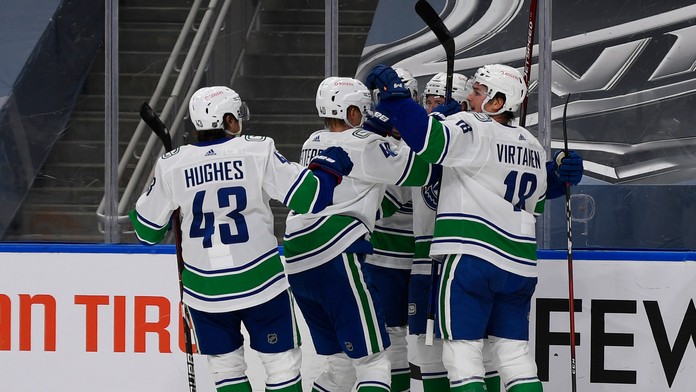 Quinn Hughes sa teší so spoluhráčmi zo streleného gólu.