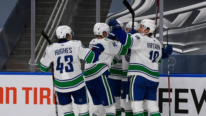 Quinn Hughes sa teší so spoluhráčmi zo streleného gólu.