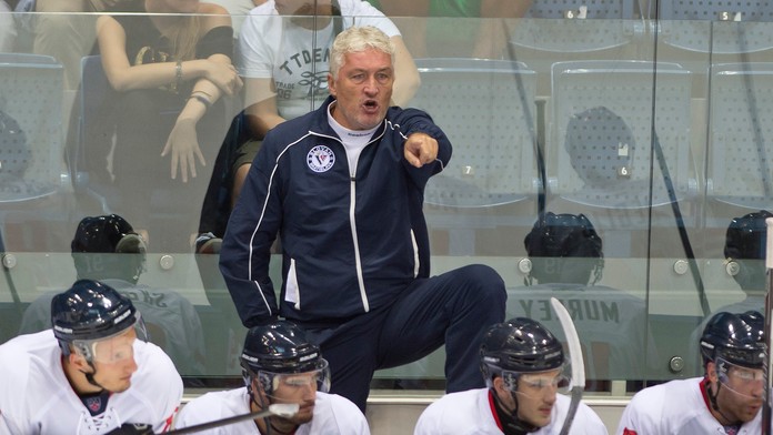 Miloš Říha na lavičke belasých