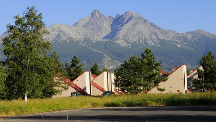 Vysoké Tatry: Lomnický štít, Kežmeský štít a časť zjazdovky od stanice Štart po Skalnaté pleso.