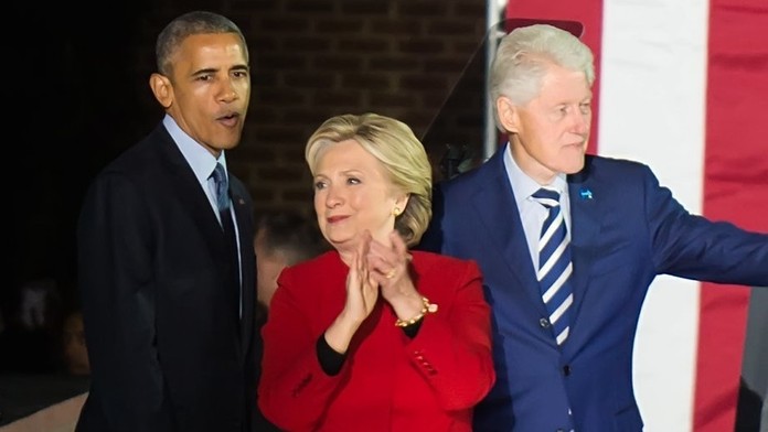 Barack Obama a manželia Hillary a Bill Clintonovci na archívnej snímke z roku 2016.