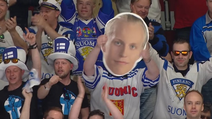 Fínski fanúšikovia oslavujú gól Patrika Laineho.