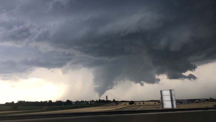 Tornádo pri viedenskom letisku Schwechat.