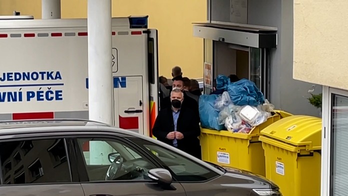 Miloša Zemana previezli do nemocnice.