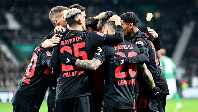 Leverkusen stále neporazený a na čele Bundesligy. Bero odohral celý zápas