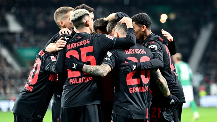 Leverkusen stále neporazený a na čele Bundesligy. Bero odohral celý zápas