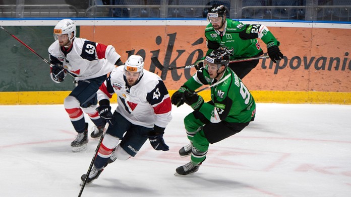 Patrik Maier (Slovan) a vpravo Richard Ondrušek (Nové Zámky).