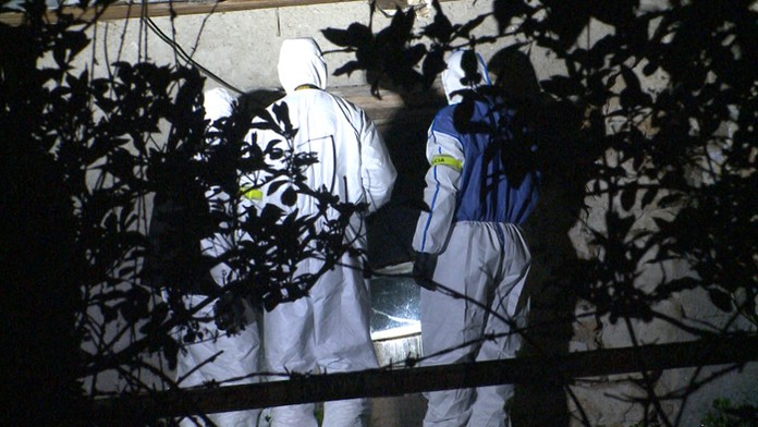 Technici zaisťujú stopy na mieste nálezu ženského tela v Abranovciach.