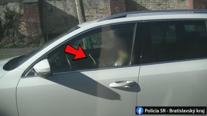 Telefonujete za volantom? Policajti majú jednoduchý, ale účinný spôsob, ako vás odhalia