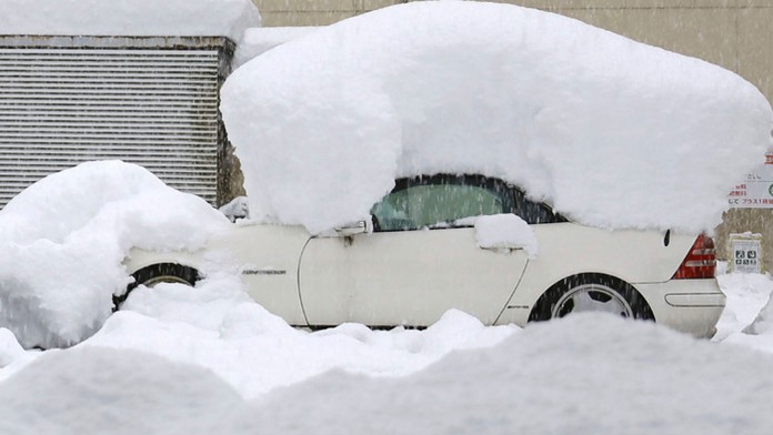 Husté sneženie v severozápadnom Japonsku si vyžiadalo najmenej troch mŕtvych.