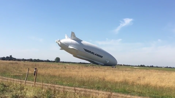 Loď narazila nosom do zeme.