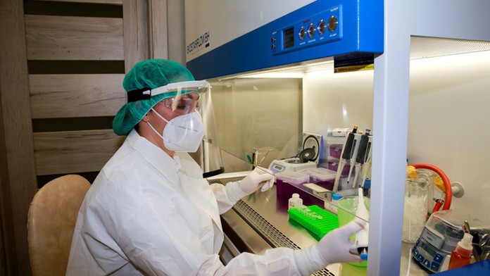 Na snímke pohľad na afganských bezpečnostných pracovníkov cez rozbité okno pôrodnice po útoku ozbrojencov.