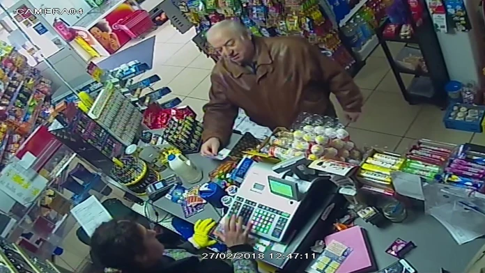 Dvojitý agent Sergej Škripaľ v obchode v meste Salisbury