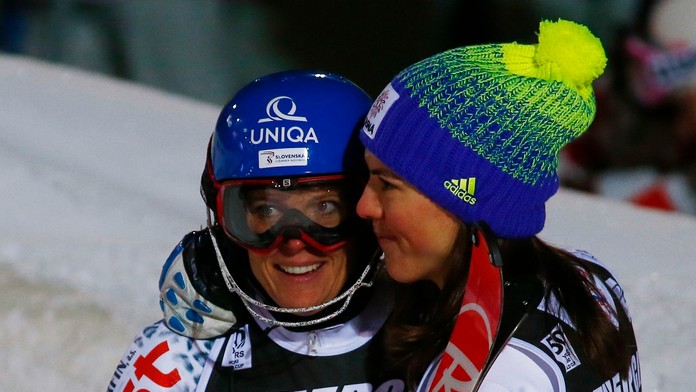 Veronika Velez Zuzulová sa raduje z výhry spolu s Petrou Vlhovou.