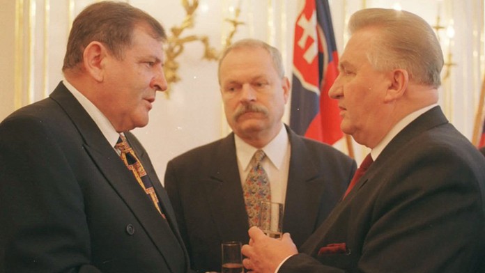 Bývalí prezidenti Michal Kováč a Ivan Gašparovič na archívnej snímke s expremiérom Vladimírom Mečiarom z 14.januára  1998.