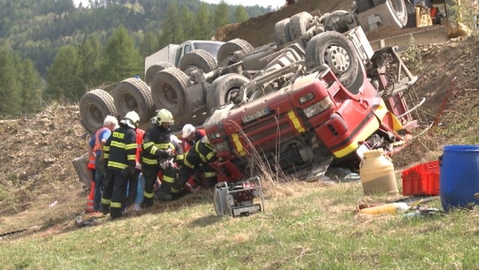 17 PO Nehoda kamionweb_jpg_bez_watermarku_1.jpg