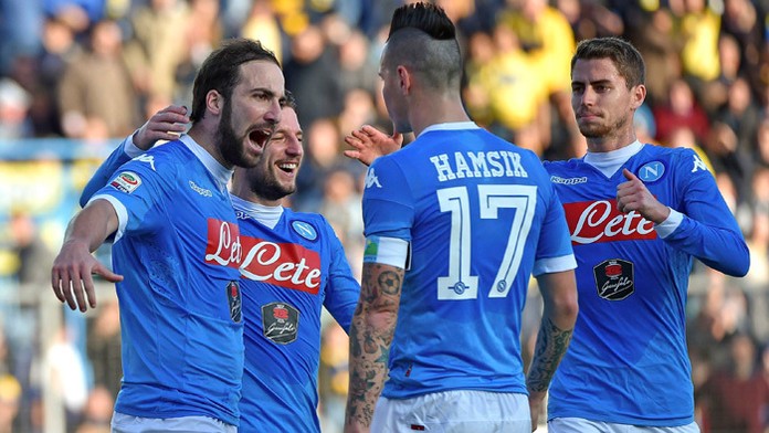 Gonzalo Higuain (SSC Neapol) sa teší po strelení gólu so spoluhráčmi, vrátane Marka Hamšíka.