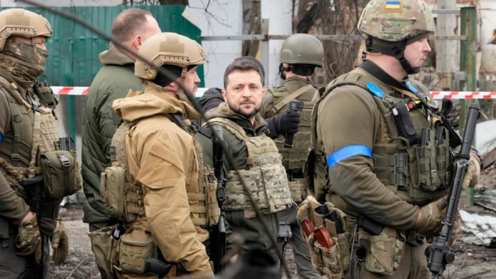 Ukrajinský prezident Volodymyr Zelenskyj skúma miesto nedávnej bitky v Buči neďaleko Kyjeva.