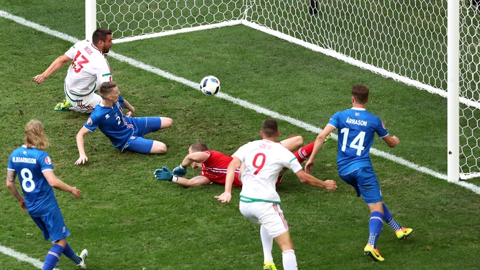Na snímke druhý zľava islandský obranca Birkir Saevarsson dáva vlastný gól na 1:1 