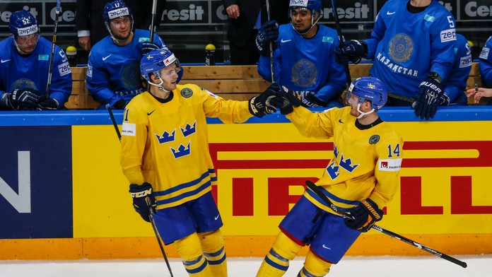 Švédsky hráč Gustav Nyquist (vpravo) sa raduje z gólu so spoluhráčom Alexandrom Wennbergom počas MS v Rusku.