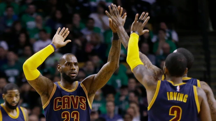 LeBron James (vľavo) z Clevelandu.