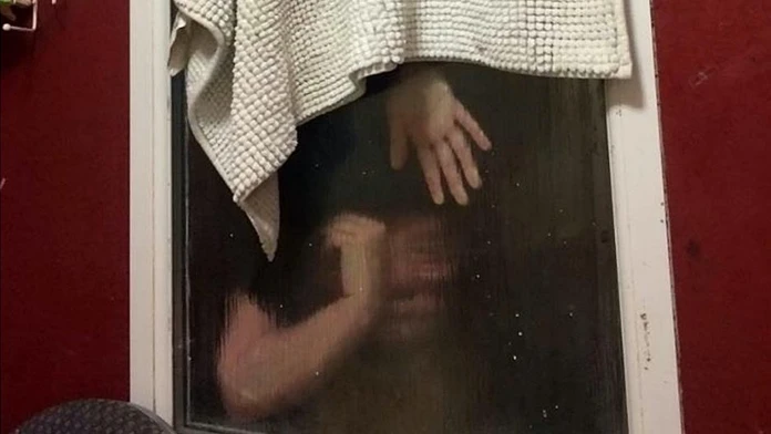 Žena sa zasekla v okne. 