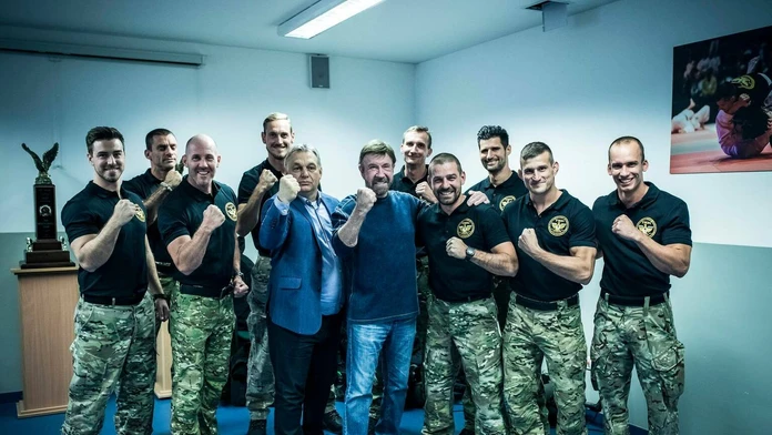 Viktor Orbán s Chuckom Norrisom na tréningu komanda.