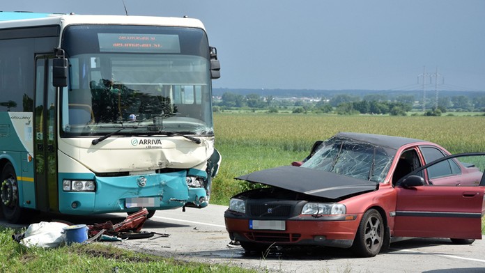 Nehoda dvoch osobných áut a autobusu v katastri obce Bačkov.