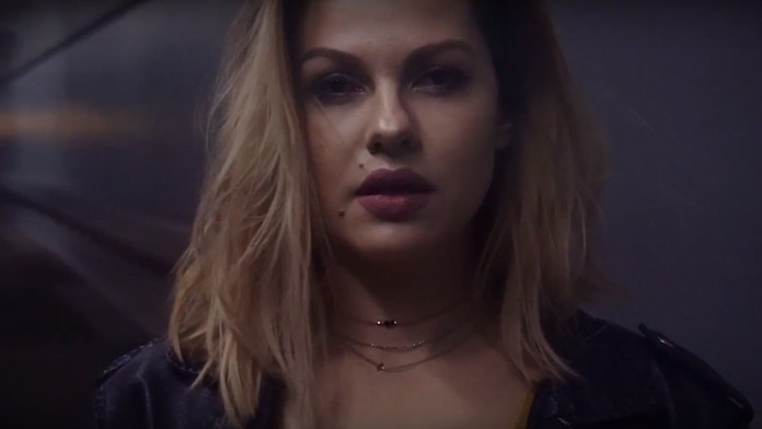 Lina Mayer vo videoklipe k singlu Falling
