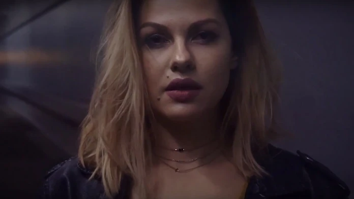 Lina Mayer vo videoklipe k singlu Falling