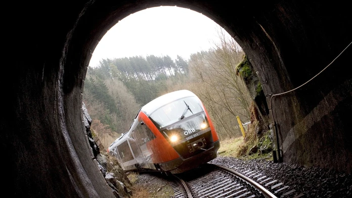 Vlak vchádza do tunelu.