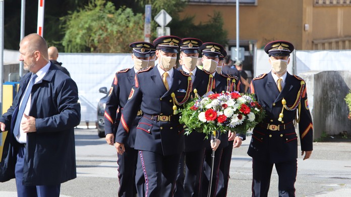 Príslušníci čestnej stráže nesú veniec  počas centrálnych osláv SNP.