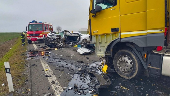 Čelná zrážka auta s kamiónom pri Trebišove. Vodič nemal šancu prežiť