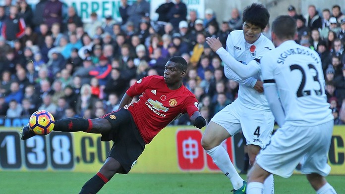 Paul Pogba strieľa gól v zápase 11. kola anglickej futbalovej Premier League Swansea City - Manchester United.