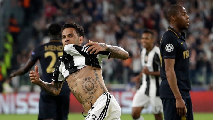 Kouč Slovenska Zdeno Cíger (vľavo) v debate s asistentom Júliusom Šuplerom počas duelu s Dánskom na MS 2017.