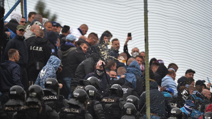 Na snímke tažkoodenci vytláčajú nedisciplinovaných fanúšikov Slovana zo štadiónu.