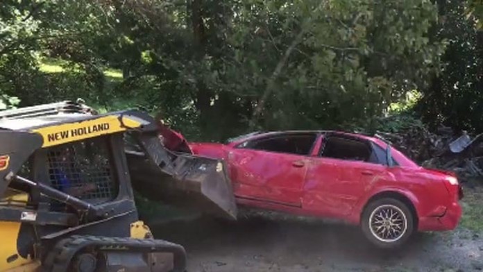 Otec zdemoloval auto.