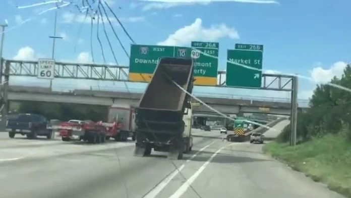 Nákladiak narazil do dopravného značenia.
