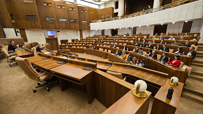 Pohľad na plénum parlamentu počas rozpravy o programovom vyhlásení vlády.