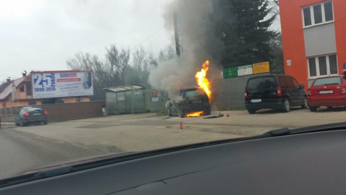 Auto horelo priamo pred požiarnou zbrojnicou
