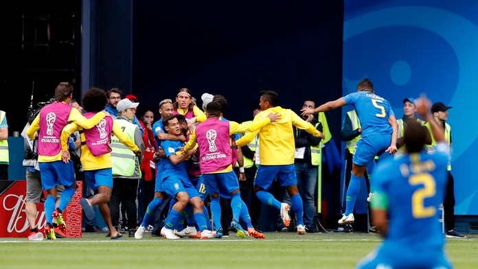 Nadšení Brazílčania po góle v zápase MS 2018 proti Kostarike.