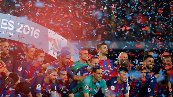 Hráči FC Barcelona oslavujú zisk španielskeho superpohára.