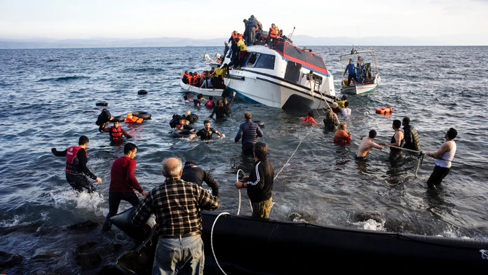 Migranti pri pobreží Grécka.